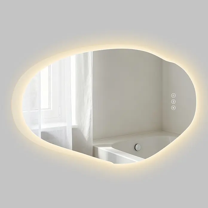 S'AFIELINA Lichtspiegel CloudLine - 55 x 85 cm, Leuchtmittel - Unregelmäßig geformter, beleuchteter Spiegel, der ein modernes Badezimmer mit Badewanne und Fenster reflektiert. Mit integrierten Touch-Bedienelementen.