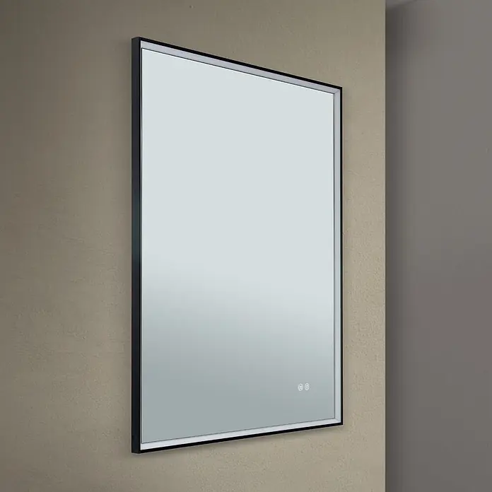 Orion Leuchten Lichtspiegel - 70 x 90 cm, Schalter - Rechteckiger Spiegel mit schwarzem Rahmen und integriertem Licht, an einer beigefarbenen Wand.