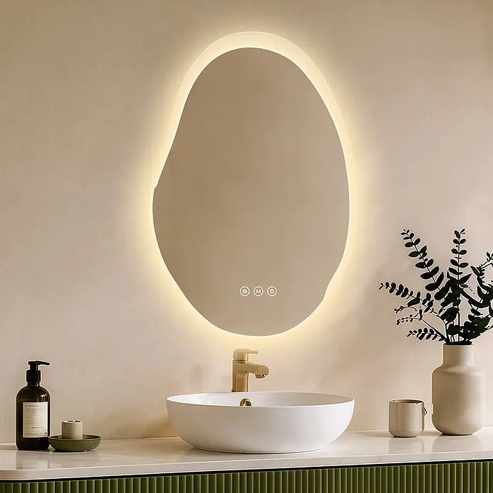 S'AFIELINA Lichtspiegel CloudLine - 48 x 72 cm, Leuchtmittel - Moderner beleuchteter unregelmäßiger Spiegel mit Touch-Bedienung über weißem Waschbecken und Goldhahn.