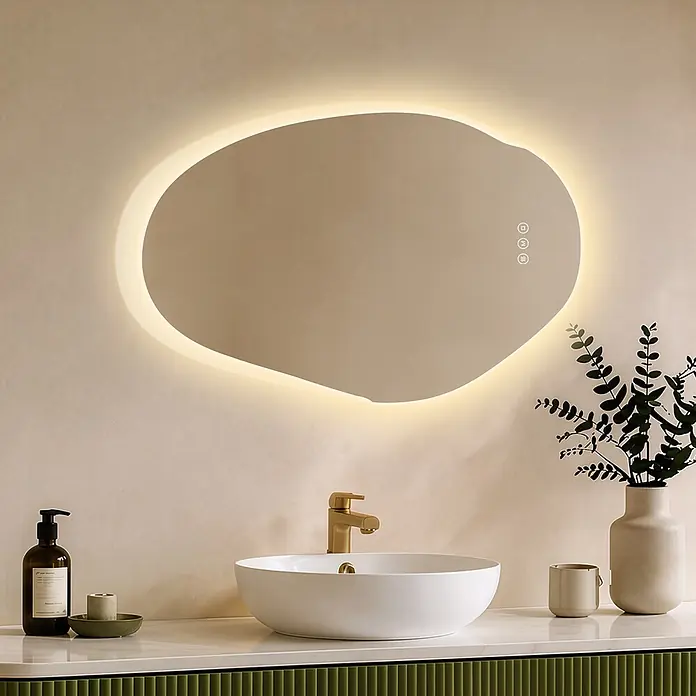 S'AFIELINA Lichtspiegel CloudLine - 55 x 85 cm, Leuchtmittel - Irregulär geformter, hintergrundbeleuchteter Spiegel über Waschbecken in einem modernen Badezimmer.