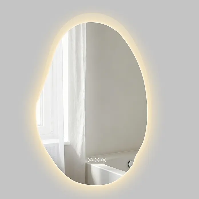 S'AFIELINA Lichtspiegel CloudLine - 48 x 72 cm, Leuchtmittel - Unregelmäßig geformter, LED-hinterleuchteter Spiegel mit warmem Licht und Touch-Bedienelementen, der ein helles Badezimmer mit Fenster und Badewanne widerspiegelt.
