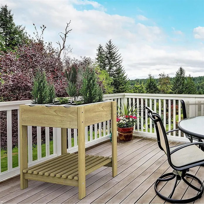 Plastard Kräuterhochbeet 3 Fach mit Pflanzeinsatz und Wasserstandsanzeiger in Braun - Material: Holz - Helles Holz-Hochbeet mit Pflanzen und einer unteren Lattenablage auf einer Terrasse.