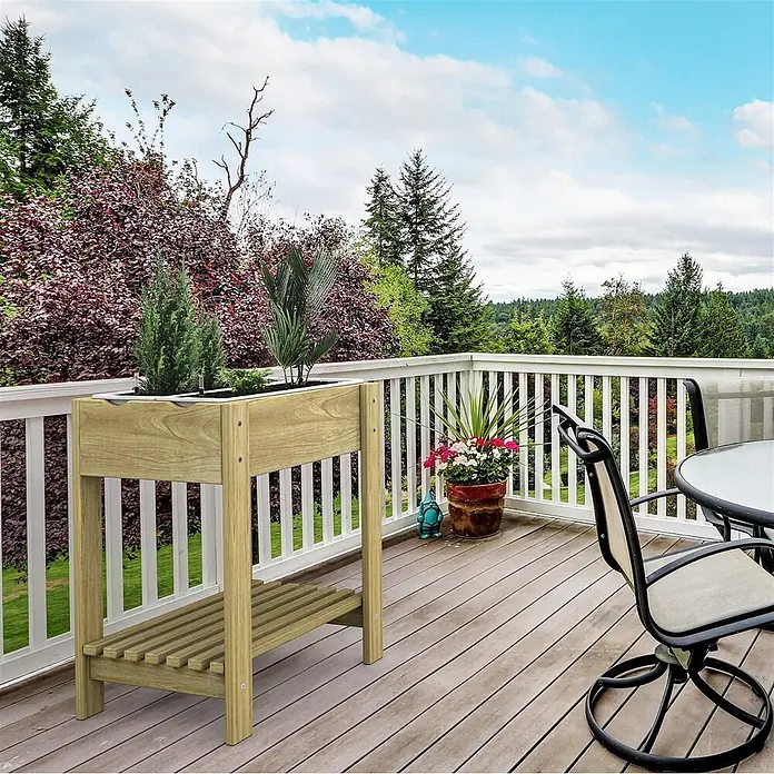 Plastard Kräuterhochbeet 2 Fach mit Pflanzeinsatz und Wasserstandsanzeiger in Braun - Material: Holz - Hellbrauner hölzerner Hochbeet mit Pflanzen auf einer Terrasse, ideal für die Gartenarbeit auf kleinem Raum.