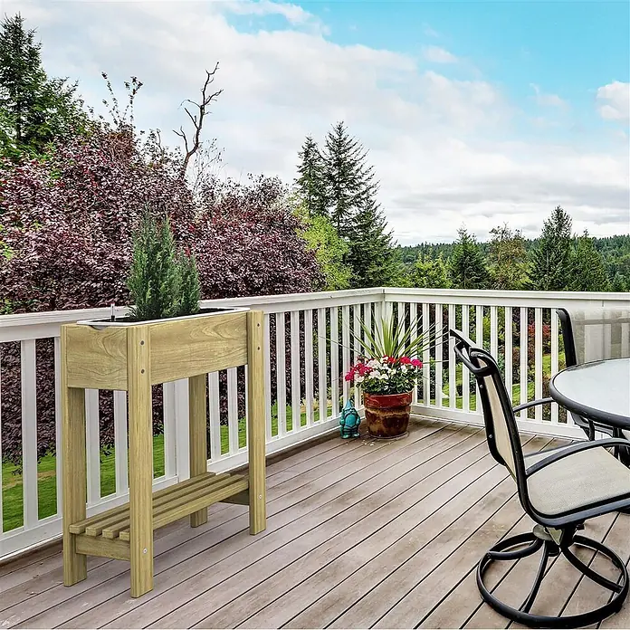 Plastard Kräuterhochbeet 1 Fach mit Pflanzeinsatz und Wasserstandsanzeiger in Braun - Material: Holz - Erhöhtes Pflanzgefäß aus Naturholz mit kleiner Pflanze und unterer Ablage auf einer Terrasse.