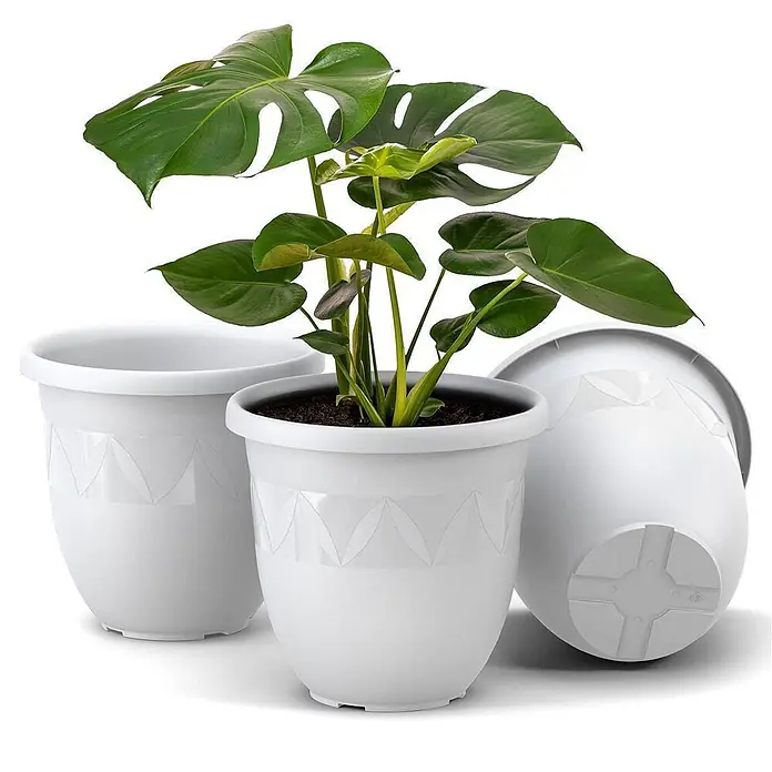 Plastard Pflanztopf 3er-Set Ø 18 cm Weiß, 2 Liter, Garten & Balkon - 3 Stk., Außenmaß (Ø x H): 18 x 15 cm, Kunststoff, Weiß - Set aus drei weißen Kunststoff-Pflanzgefäßen mit geometrischem Muster. Eines ist bepflanzt, eines leer, und eines zeigt die Unterseite.