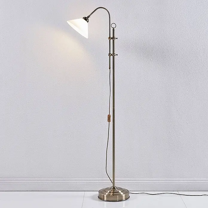 Lindby Stehleuchte Otis - bronze / altmessing, E27 - Messingfarbene Stehleuchte mit verstellbarem Arm und weißem konischem Glasschirm, leuchtend.