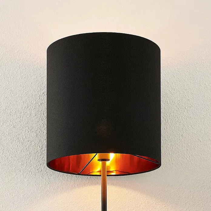 Lindby Stehlampe Wohnzimmer in schwarz, gold, Stehleuchte -  - Schwarze Wandlampe mit kupferfarbener Innenseite, die warmes Licht nach unten wirft.