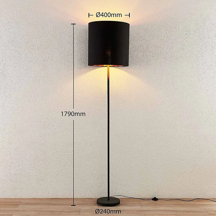 Lindby Stehlampe Wohnzimmer in schwarz, gold, Stehleuchte -  - Schwarze Stehleuchte mit zylindrischem Schirm, 1790mm hoch. Schirm Ø400mm, Fuß Ø240mm.