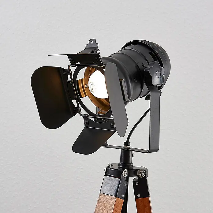 Lindby Stehlampe Wohnzimmer, Tripod in dunkelbraun, schwarz, Stehleuchte -  - Schwarzer Metallstrahler mit verstellbaren Klappen, heller Glühbirne und Holzstativfuß.