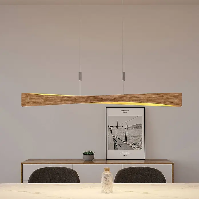 Lindby Pendelleuchte Beazina - Holz hell, nickel matt, holz hell - Geschwungene Pendelleuchte aus Holz mit warmem Licht über einem Esstisch.