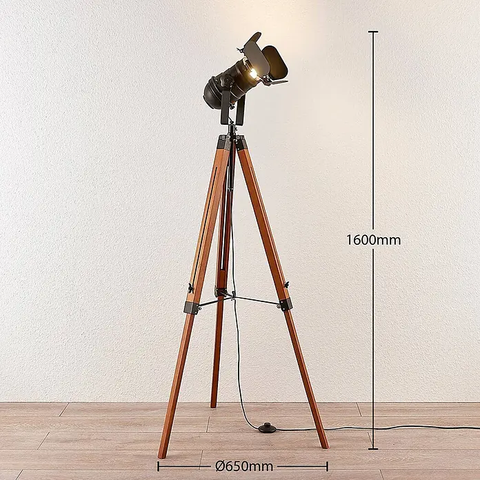 Lindby Stehlampe Wohnzimmer, Tripod in dunkelbraun, schwarz, Stehleuchte -  - Dreibein-Stehleuchte im Scheinwerfer-Design aus Holz und schwarzem Metall, 1600mm hoch mit 650mm Durchmesser.
