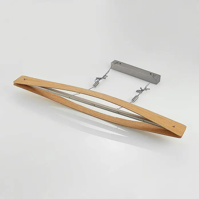 Lindby Pendelleuchte Beazina - Holz hell, nickel matt, holz hell - Moderne längliche Pendelleuchte mit gebogenem hellem Holzrahmen und mittiger Metall-Lichtleiste, mit Drahtseilen von einer rechteckigen Metallbasis abgehängt.