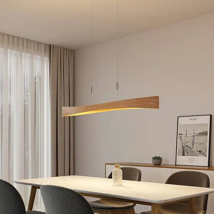 Lindby Pendelleuchte Beazina - Holz hell, nickel matt, holz hell - Pendelleuchte aus Holz mit Wellendesign, warmes Licht spendend, über einem Esstisch hängend.