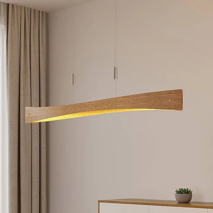 Lindby Pendelleuchte Beazina - Holz hell, nickel matt, holz hell - Lineare Holz-Pendelleuchte mit welligem Design, warmes Licht abgebend, in modernem Interieur.
