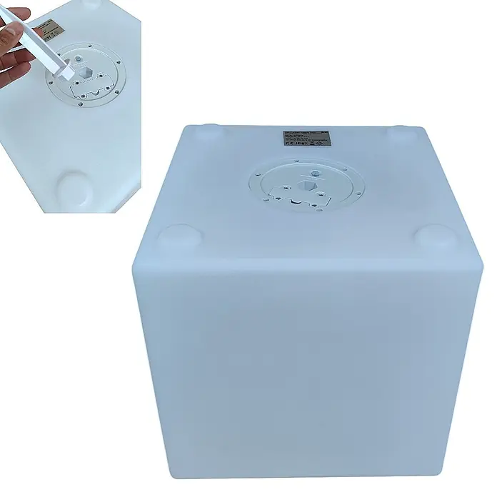 DAPO Solar-Dekoleuchte LED Solar-Leuchte Mate Würfel 30cm - L x B x H: 30 x 30 x 30 cm, Weiß, IP67 - Weißer, lichtdurchlässiger LED-Würfel, Unteransicht, zeigt runde Lade-/Bedienblende, die mit einem Werkzeug geöffnet wird. Vier Füße sichtbar.