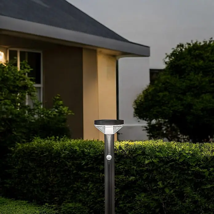 DAPO Solar-Sockelleuchte Solar Wegeleuchte Brok 50cm Silber - L x B x H: 12,5 x 12,5 x 80 cm, silber, IP44 - Dunkle Solar-Gartenleuchte mit klarem Kopf, leuchtet in der Dämmerung im Garten, mit Bewegungssensor.