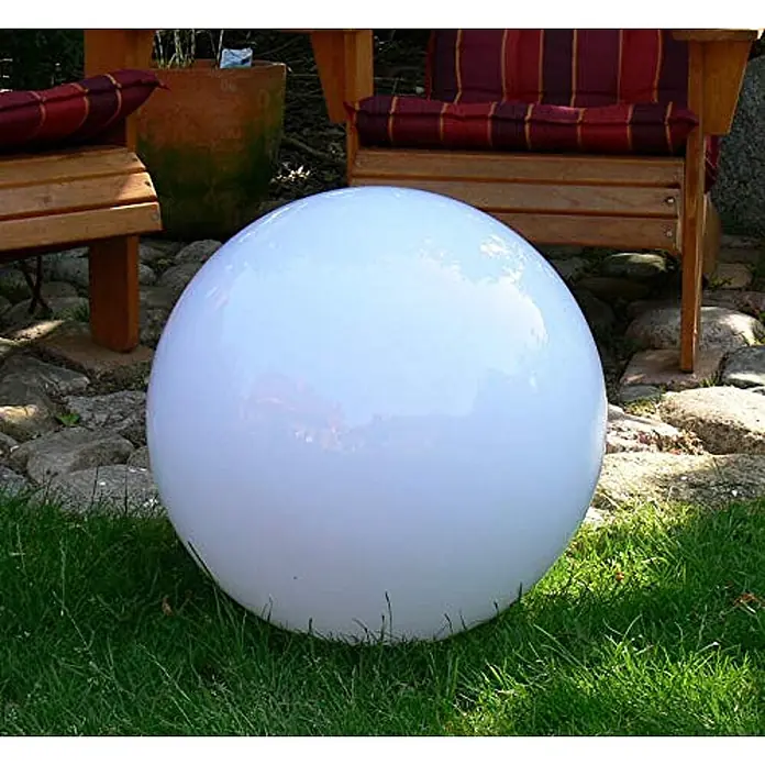 Kugelleuchte Marlon 40 cm -  - Große glänzende weiße Gartenkugelleuchte auf grünem Rasen in einer natürlichen Gartenumgebung.