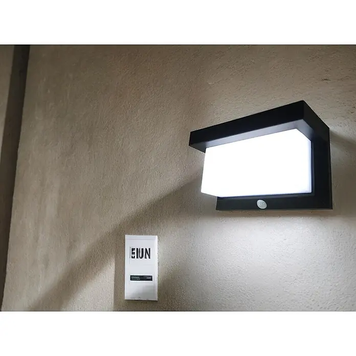 DAPO Solar-Außenwandleuchte Solar-Wandleuchte "All weather" - L x B x H: 9 x 21 x 12 cm, IP44 - Schwarze Außenwandleuchte mit weißem Diffusor, mit Bewegungssensor.