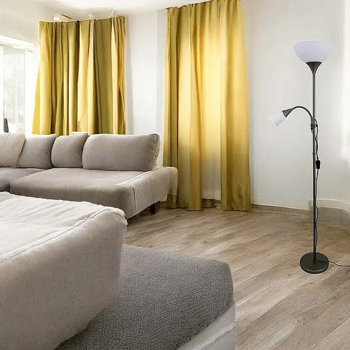 DAPO LED-Deckenfluter Stehleuchte Kora titan mit Leseleuchte - 23 W, Höhe: 178 cm, Titan, Weiß - Dunkelgraue Stehlampe mit nach oben gerichteter Hauptleuchte und flexibler Leselampe, neben einem Sofa im Wohnzimmer platziert.