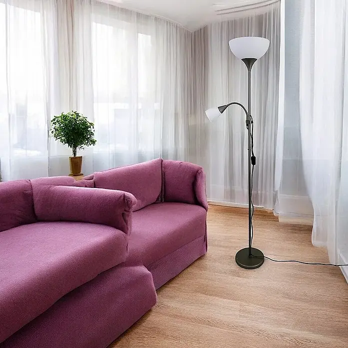 DAPO LED-Deckenfluter Stehleuchte Kora titan mit Leseleuchte - 23 W, Höhe: 178 cm, Titan, Weiß - Dunkelgraue Stehlampe mit verstellbarer Leselampe, die ein Wohnzimmer mit violettem Sofa beleuchtet.