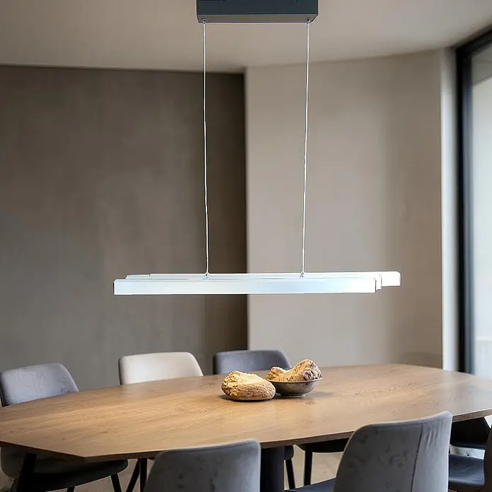 DAPO LED-Pendelleuchte Pendelleuchte "Oslo" ausziehbar, Dimmbar - L x B x H: 125 x 6,8 x 150 cm, Silber, Neutralweiß - Moderne, lineare, silberne Pendelleuchte über einem Esstisch aus Holz.