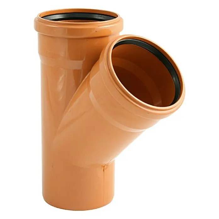 KG Abzweigung - Nennweite: 160 mm, 45 ° - Nahaufnahme eines braunen PVC-Abwasserrohr-Y-Stücks mit schwarzen Dichtungen an den Enden, das auf einem weißen Hintergrund steht.