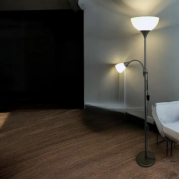 DAPO LED-Deckenfluter Stehleuchte Kora titan mit Leseleuchte - 23 W, Höhe: 178 cm, Titan, Weiß - Dunkelgraue Stehlampe mit Deckenfluter und flexibler Leselampe, die einen Raum mit dunkler Wand und braunem Boden beleuchtet.