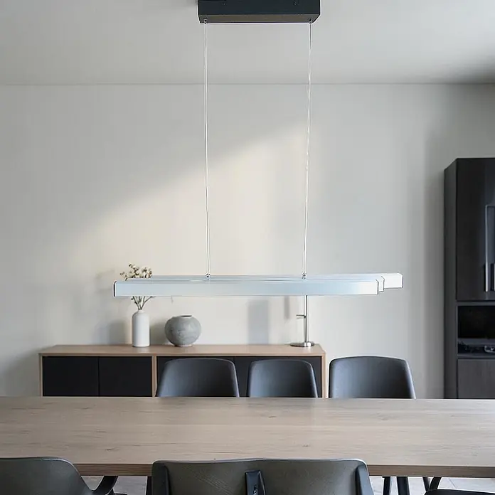DAPO LED-Pendelleuchte Pendelleuchte "Oslo" ausziehbar, Dimmbar - L x B x H: 125 x 6,8 x 150 cm, Silber, Neutralweiß - Silberne lineare Pendelleuchte über einem modernen Esstisch aus Holz.
