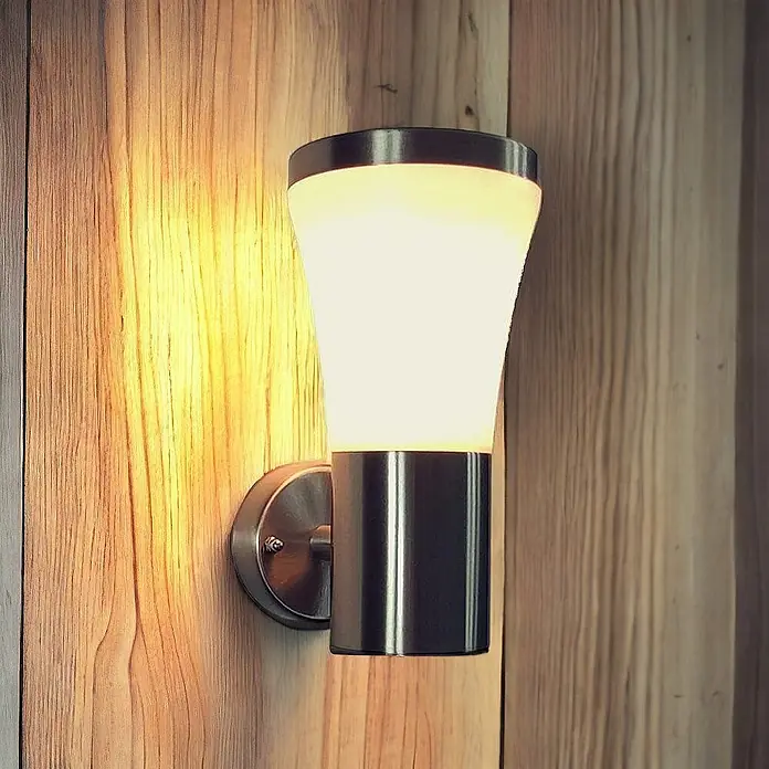 DAPO Außenwand- & Deckenleuchte Außen-Wandleuchte Siegen - Silber, Weiß, IP44 - Wandlampe aus gebürstetem Metall mit transluzentem weißen Diffusor an Holzwand, spendet warmes Licht.