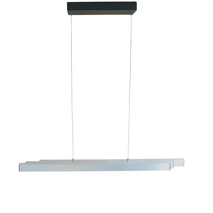 DAPO LED-Pendelleuchte Pendelleuchte "Oslo" ausziehbar, Dimmbar - L x B x H: 125 x 6,8 x 150 cm, Silber, Neutralweiß - Moderne silberne Linear-Pendelleuchte mit schwarzer Deckenhalterung, an zwei dünnen Kabeln hängend.