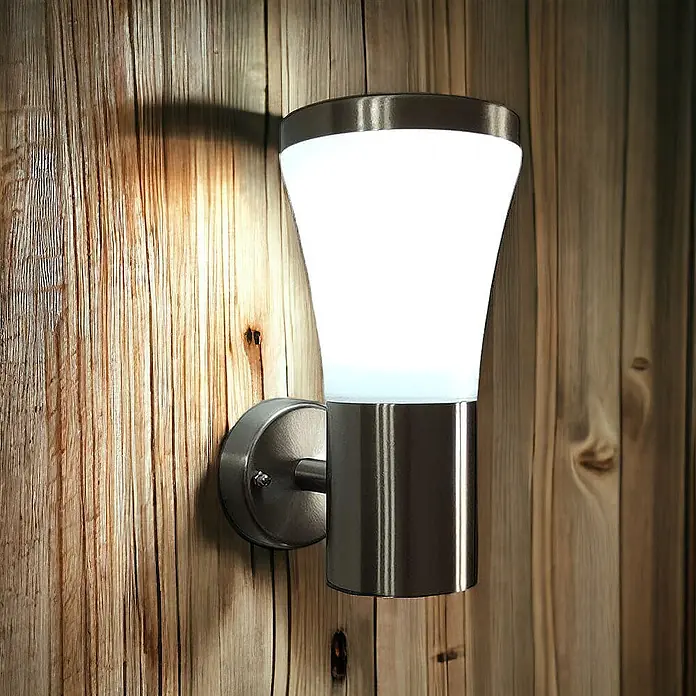 DAPO Außenwand- & Deckenleuchte Außen-Wandleuchte Siegen - Silber, Weiß, IP44 - Wandmontierte Außenleuchte mit gebürstetem Edelstahl und weißem konischen Diffusor auf Holzwand.