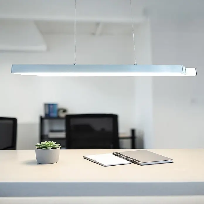 DAPO LED-Pendelleuchte Pendelleuchte "Oslo" ausziehbar, Dimmbar - L x B x H: 125 x 6,8 x 150 cm, Silber, Neutralweiß - Silberne lineare LED-Pendelleuchte beleuchtet einen modernen Bürotisch mit Sukkulente und Notizbüchern.
