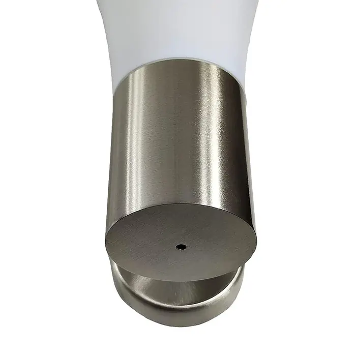 DAPO Außenwand- & Deckenleuchte Außen-Wandleuchte Siegen - Silber, Weiß, IP44 - Unteransicht einer modernen Leuchte mit weißem Diffusor und gebürsteter Metallbasis, mit kleiner Befestigungsöffnung.