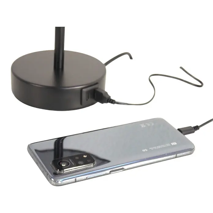 DAPO Tischleuchte Alan Schwarz / Grau mit USB Anschluss - L x B x H: 16 x 16 x 26 cm, Grau, E14 - Schwarzer Lampenfuß mit USB-A-Anschluss lädt ein silbernes Smartphone über ein schwarzes Kabel.
