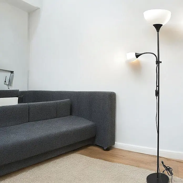 DAPO LED-Deckenfluter Stehleuchte Kora schwarz mit Leseleuchte - 23 W, Höhe: 178 cm, Schwarz, Weiß - Schwarze Stehlampe mit Deckenfluter und verstellbarer Leselampe, beide mit weißen Schirmen.