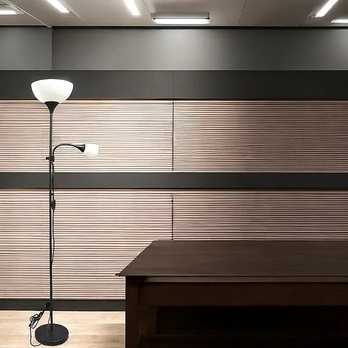 DAPO LED-Deckenfluter Stehleuchte Kora schwarz mit Leseleuchte - 23 W, Höhe: 178 cm, Schwarz, Weiß - Schwarze Stehlampe mit nach oben gerichtetem Licht und verstellbarer Leselampe, neben einem dunklen Holztisch.