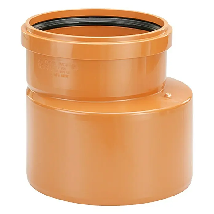 KG Reduktion - Nennweite: 110 mm - 125 mm - Abwasserrohr-Reduzierstück aus orangefarbenem PVC, Übergang von einem größeren zu einem kleineren Rohrdurchmesser für Sanitärinstallationen.
