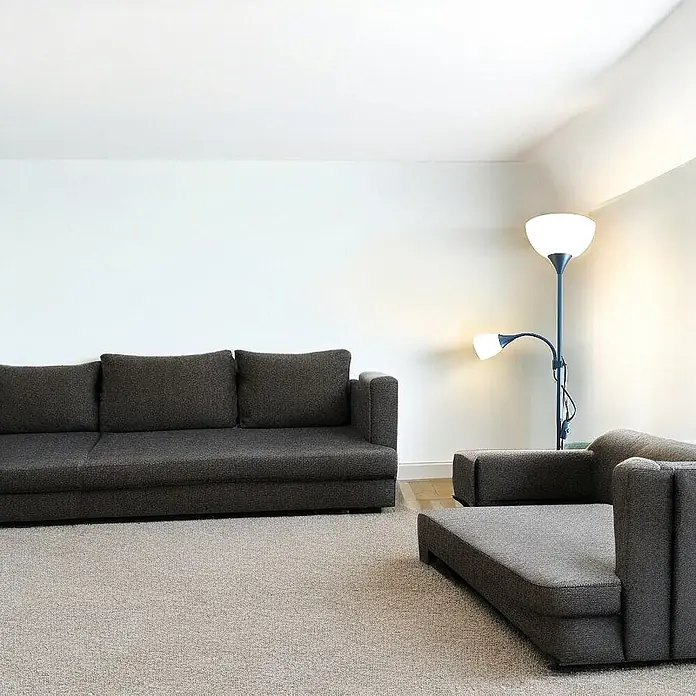 DAPO LED-Deckenfluter Stehleuchte Kora schwarz mit Leseleuchte - 23 W, Höhe: 178 cm, Schwarz, Weiß - Dunkelgraue Stoffsofas in einem Wohnzimmer, darunter ein Dreisitzer und ein Modul, auf hellem Teppich.