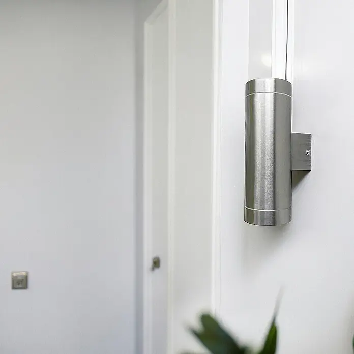 DAPO Außenwandleuchte Außen-Wandleuchte Bergen Edelstahl - 70 W, 10,5 x 7,6 x 21 cm, Silber, IP44 - Zylindrische Auf-Ab-Wandleuchte aus gebürstetem Edelstahl.