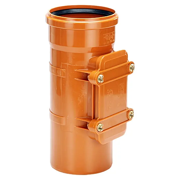 KG Reinigungsrohr - Nennweite: 125 mm - Nahaufnahme eines orangefarbenen Abwasserrohrs mit Revisionsöffnung und Schrauben auf einem weißen Hintergrund.