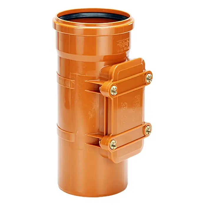 KG ReinigungsrohrNennweite: 160 mm - Nahaufnahme eines orangefarbenen Abwasserrohrs mit Revisionsöffnung und Schrauben auf einem weißen Hintergrund.