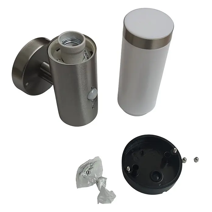 Außen-Wandleuchte Montana Fassung E27 -  - Demontierte Wandleuchte aus gebürstetem Metall mit Milchglasdiffusor, E27-Fassung, Bewegungssensor, schwarzem Montagesockel und Kleinteilen.
