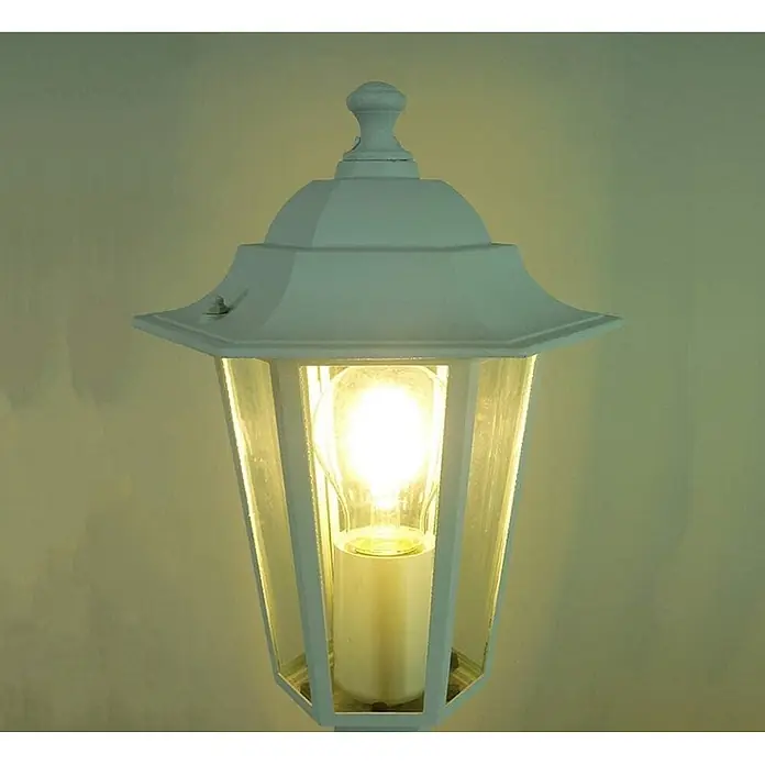 DAPO Außenwandleuchte Außenwandleuchte Kingston mit Sensor Weiß Fassung E27 - 60 W, 19,5 x 23 x 38 cm, Weiß, Klar, IP44 - Weißes Außenlaterne mit leuchtender Glühbirne, die warmes Licht an eine Wand wirft.