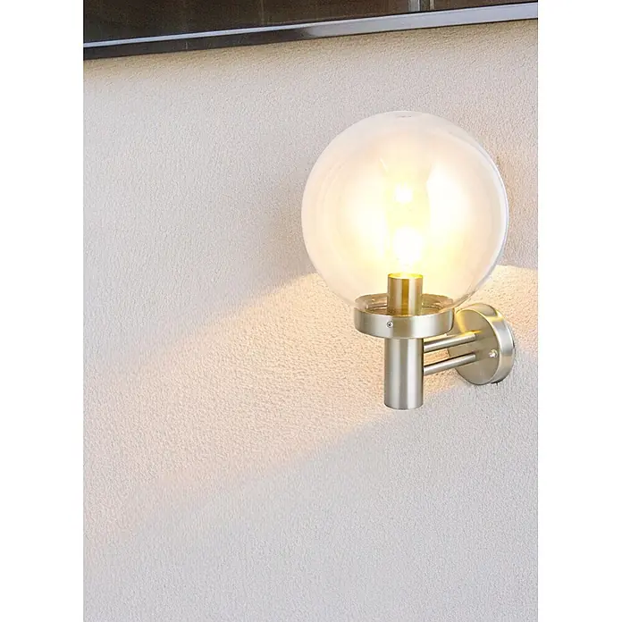 DAPO Außenwandleuchte Außen-Wandleuchte Dubrowk - 25 W, 27 x 25 x 37 cm, Silber, Klar, IP44 - Beleuchtete Wandleuchte mit klarer Glaskugel und gebürsteter Metallhalterung an einer strukturierten Wand.