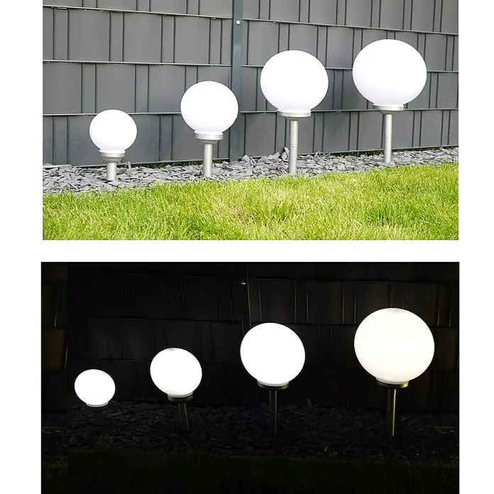 DAPO Solarleuchten-Set Ola 20 - L x B x H: 20 x 20 x 35 cm, Weiß, IP44 - Vier weiße kugelförmige Gartenleuchten auf silbernen Stäben, tagsüber ausgeschaltet und nachts leuchtend.