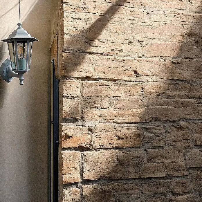 DAPO Außenwandleuchte Außen Wandleuchte Kingston Weiß Fassung E27 - 60 W, 19,5 x 22 x 33 cm, Schwarz, Klar, IP44 - Graue Außenwandleuchte mit Klarglas und Edison-LED-Birne, an einer hellen Wand montiert.
