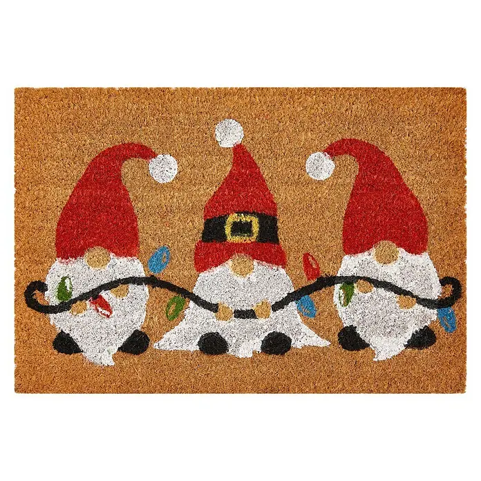 Fußmatte Jolly - 60 x 40 cm, Material Nutzschicht: 100 % Kokos, Wichtel - Kokos-Fußmatte mit drei Weihnachtswichteln und Lichterkette. Rote Mützen, weiße Bärte.