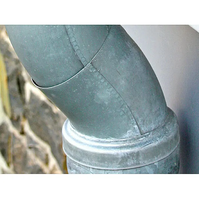 Sarei Standrohrkappe - Metall, Dachgrundfläche bis: 40 m² - 60 m² - Nahaufnahme eines grauen Metallrohrbogens, der fachmännisch verbunden ist und sich ideal für Sanitär- oder Bauprojekte eignet.