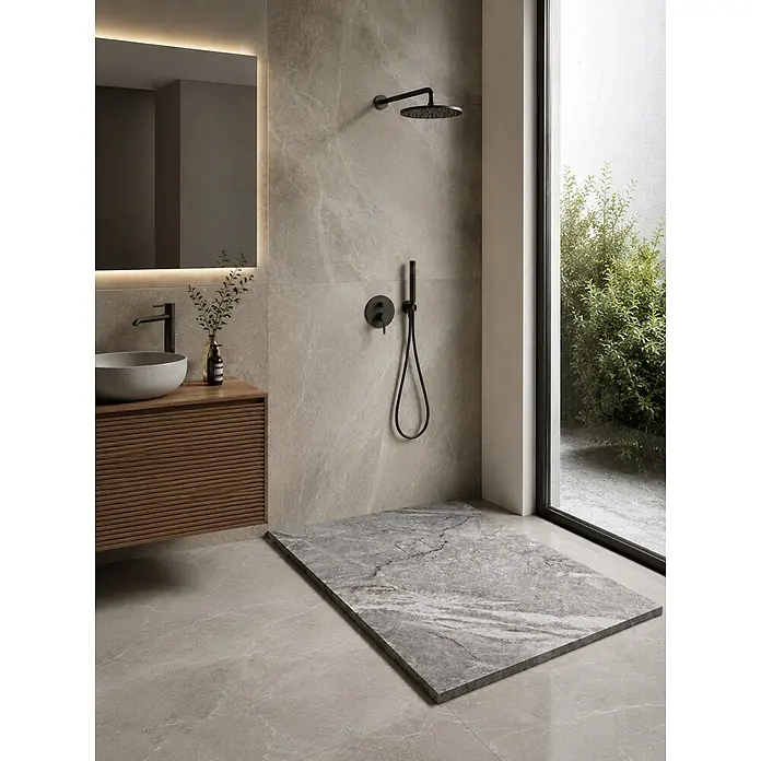 Plato de ducha Nova - L x An: 100 x 90 cm, Resinas sintéticas, Calacata gris - Gran plato de ducha gris efecto mármol en un baño moderno con paredes alicatadas a juego, grifería de ducha negra mate y mueble de lavabo de madera.
