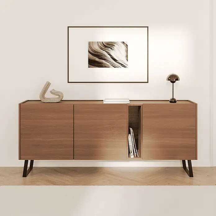 HEVVA Möbelfuß-Set MAILAND - L x B x H: 35 x 4 x 20 cm, Metall, 2 Stk. - Ein hellbraunes Holz-Sideboard mit dunklen Metallbeinen, darauf Bücher, eine Lampe und ein Deko-Objekt.